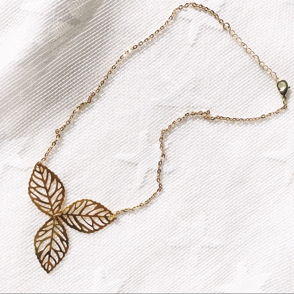 💜HP💜 Gold Tone Three Leaf Necklace Good Luck - Picture 2 of 3
